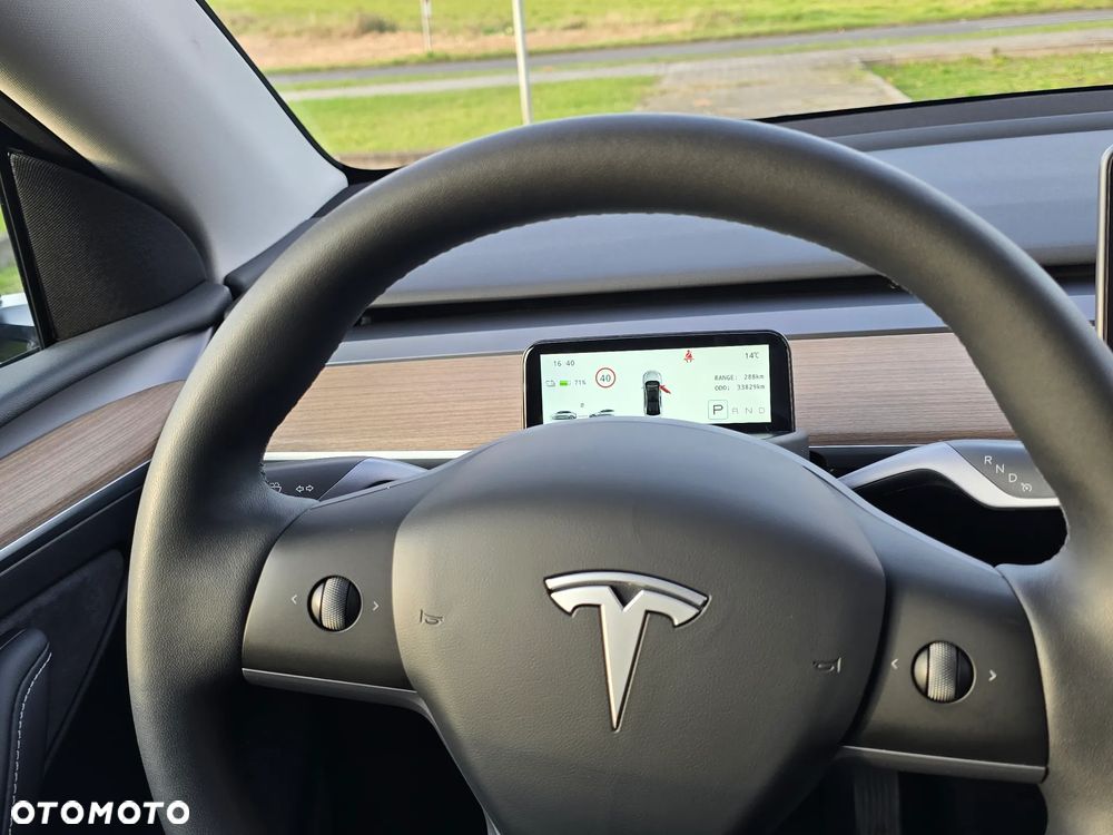 Tesla Y - 14