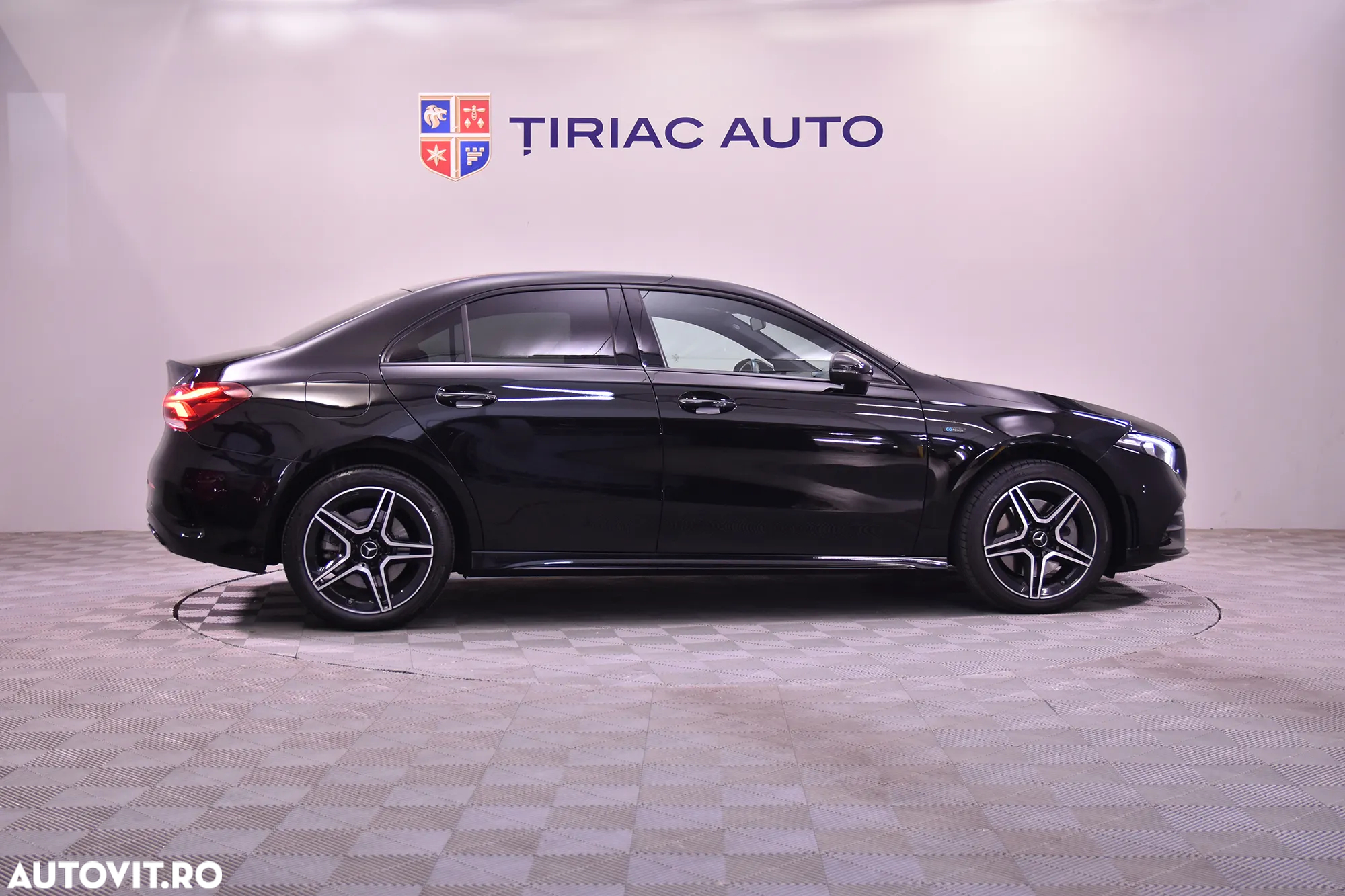 Mercedes-Benz A 250 e 8G-DCT AMG Line - 6