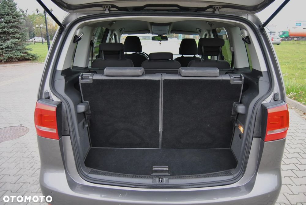 Volkswagen Touran - 12