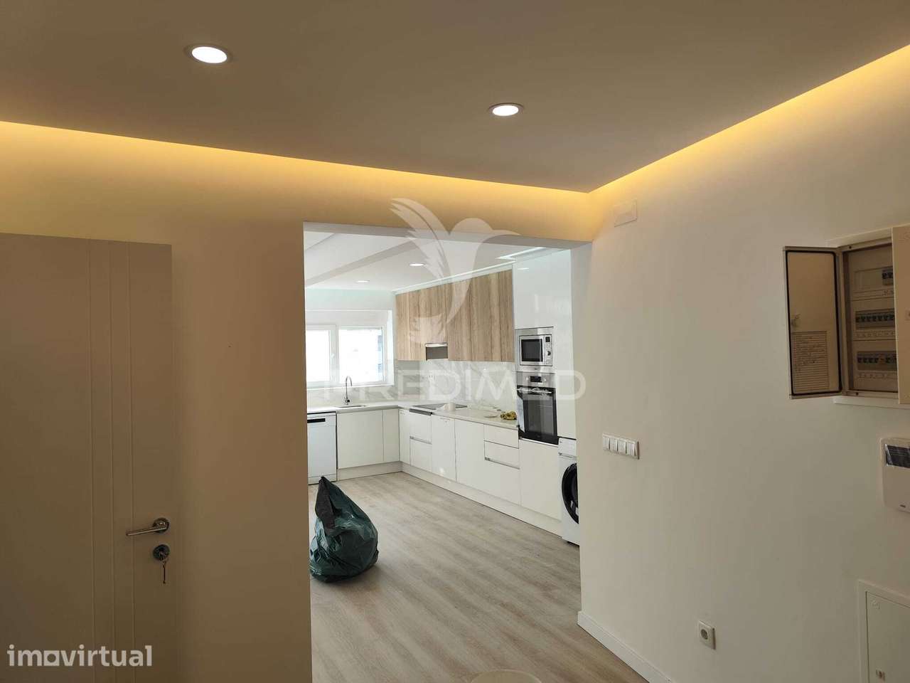 Totalmente remodelado T3 no Centro de Laranjeiro - Grande imagem: 4/31