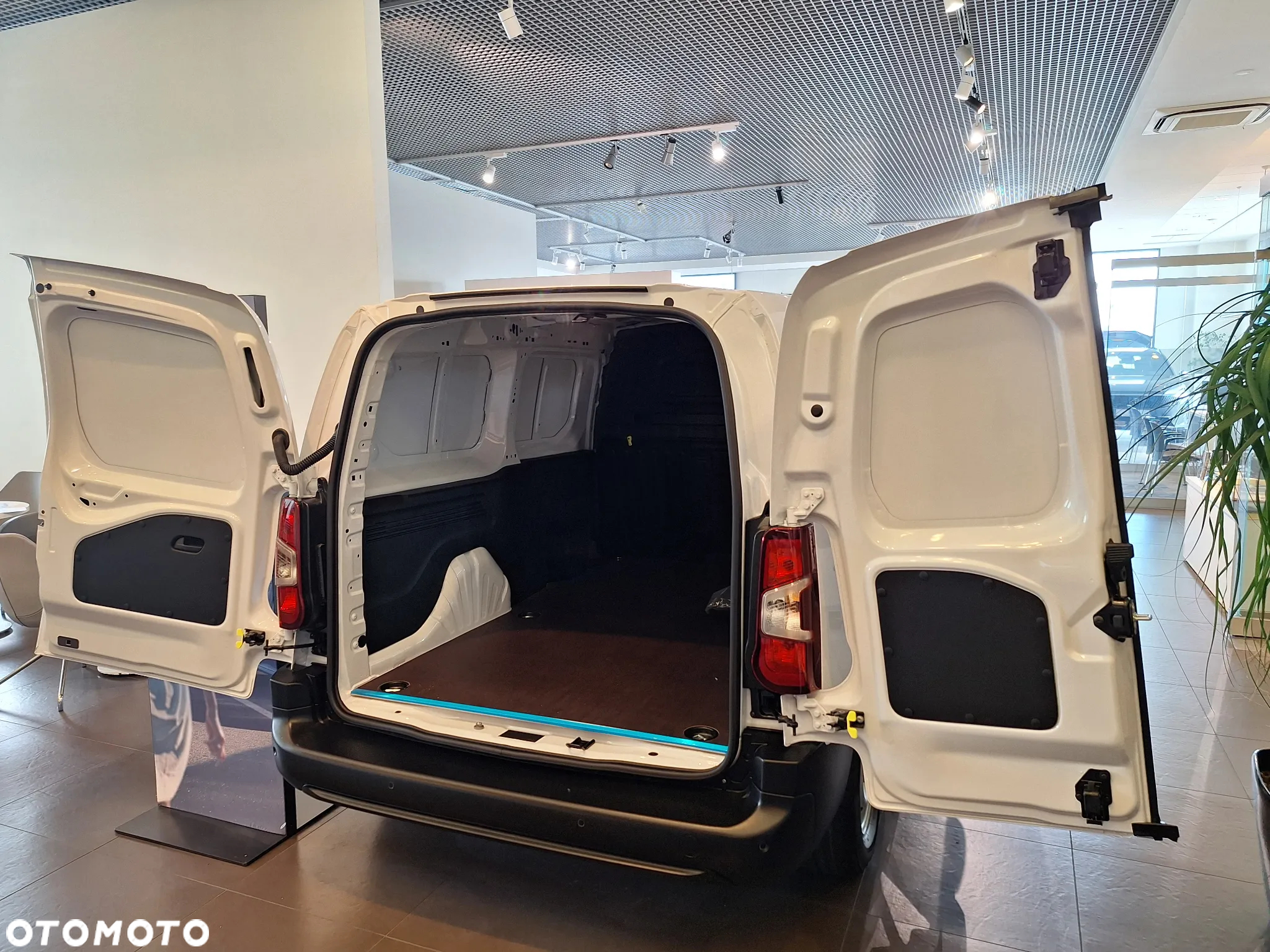 Peugeot Partner Furgon Long 750kg EV 136 KM. zasięg 330 km (akumulator 50 kWh) - 6