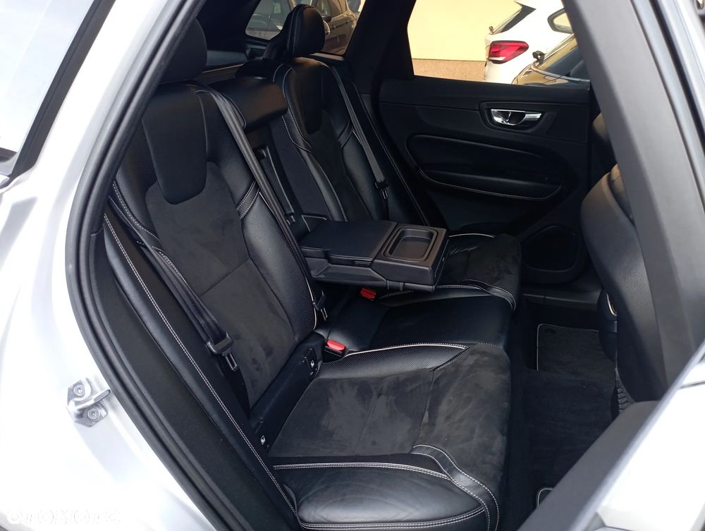 Volvo XC 60 D5 AWD R-Design - 11