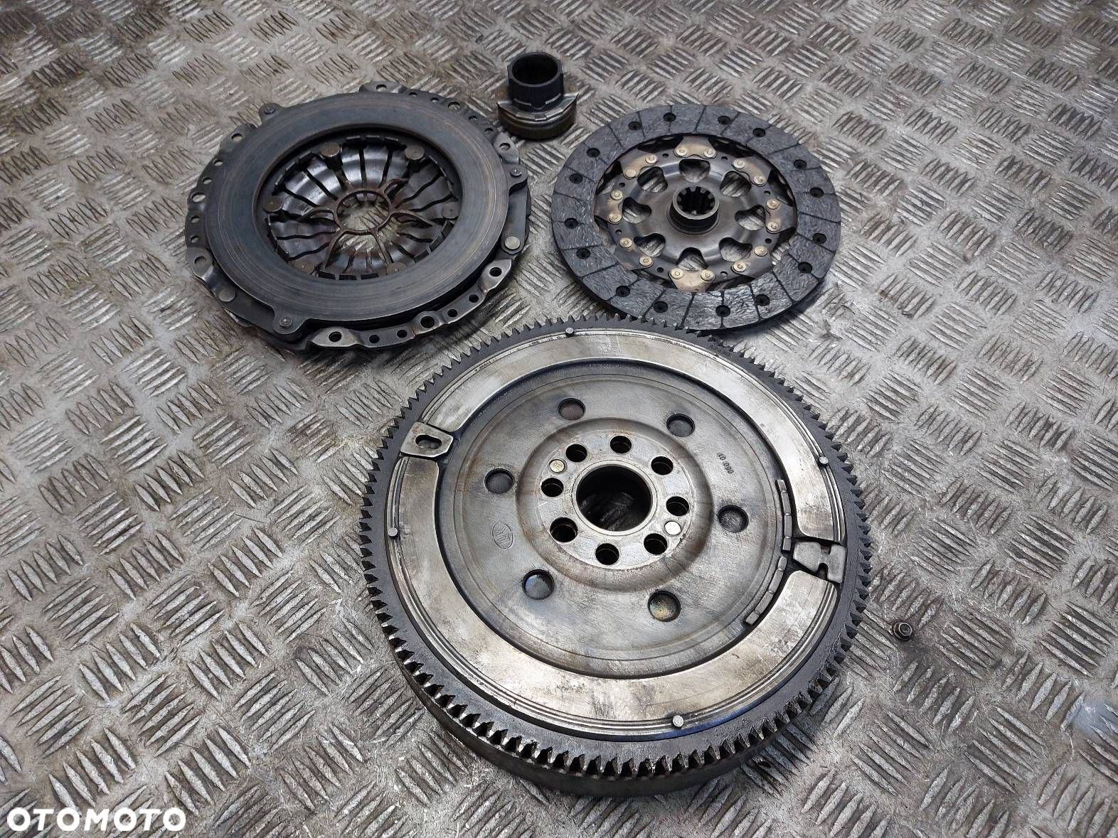 KOŁO DWUMASOWE + TARCZA + DOCISK + ŁOŻYSKO OPOROWE BMW E46 320D 2.0 D - 6