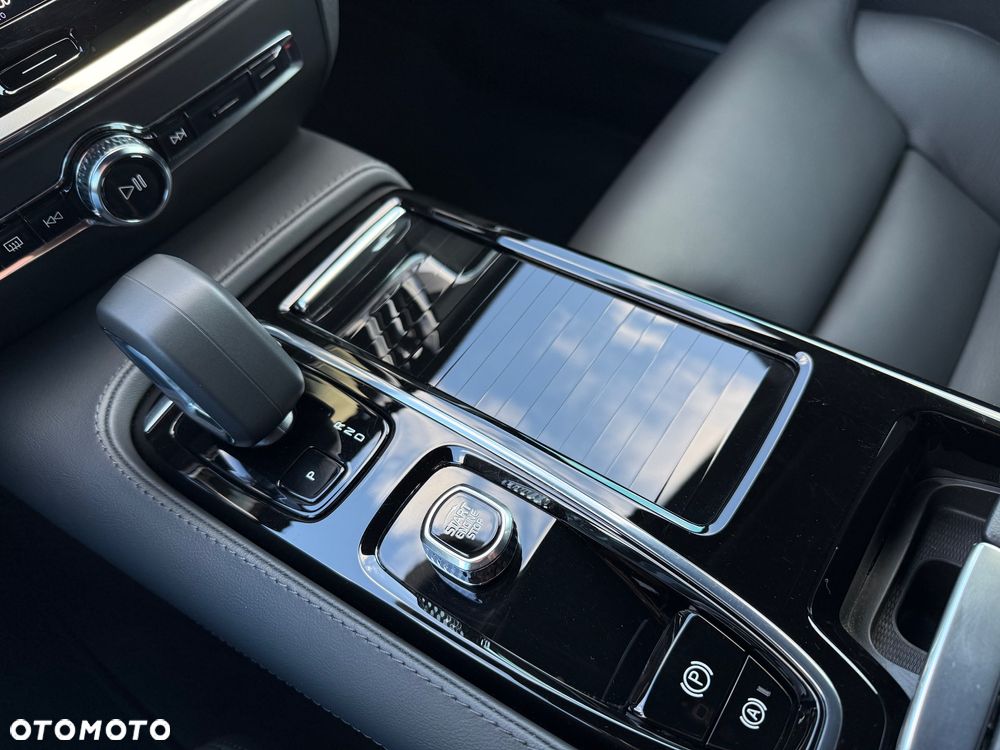 Volvo V60 T6 AWD Plug-In Hybrid Plus Dark - 23