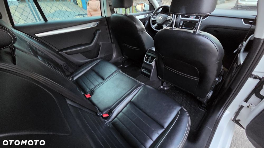 Skoda Octavia 1.6 TDI DPF DSG Elegance - 32