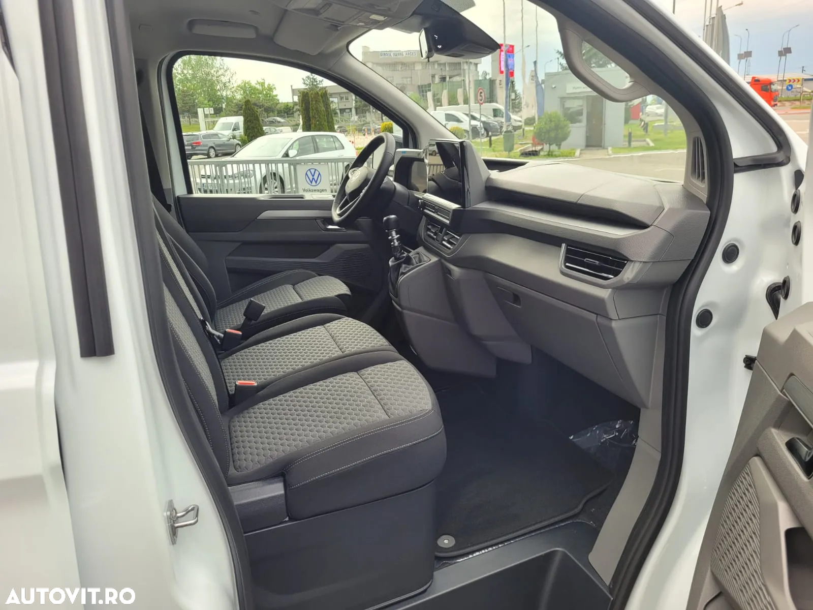Volkswagen Caravelle - 11
