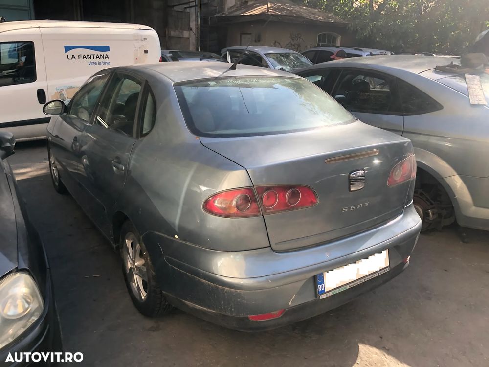 Dezmembrez Seat Cordoba 1,4 benzina 2005 gri inchis - 4