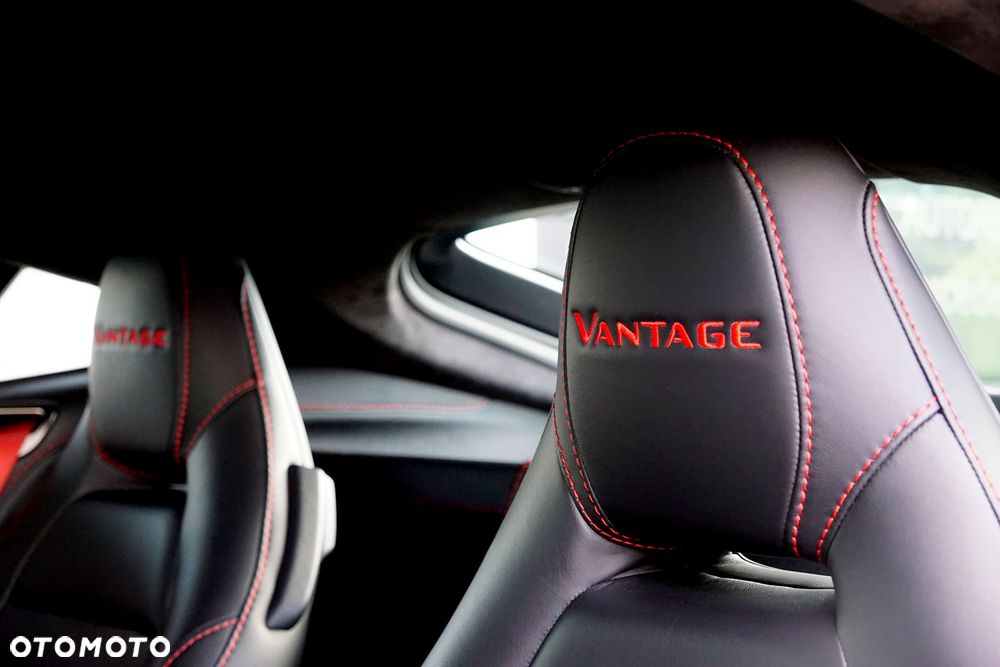 Aston Martin Vantage - 36