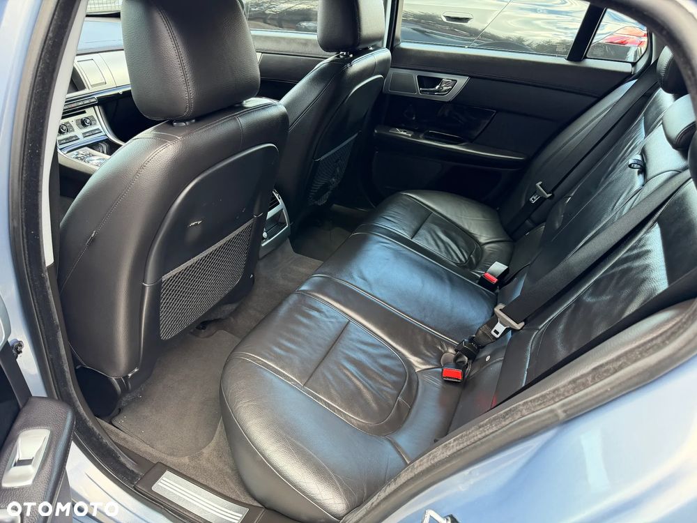 Jaguar XF 2.2 - 8