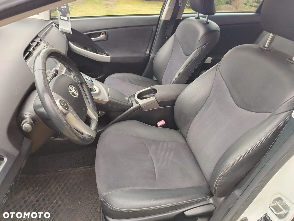 Toyota Prius (Hybrid) Executive - 9