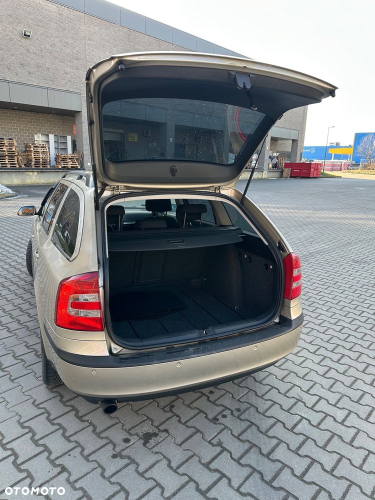 Skoda Octavia 1.6 FSI Elegance - 17