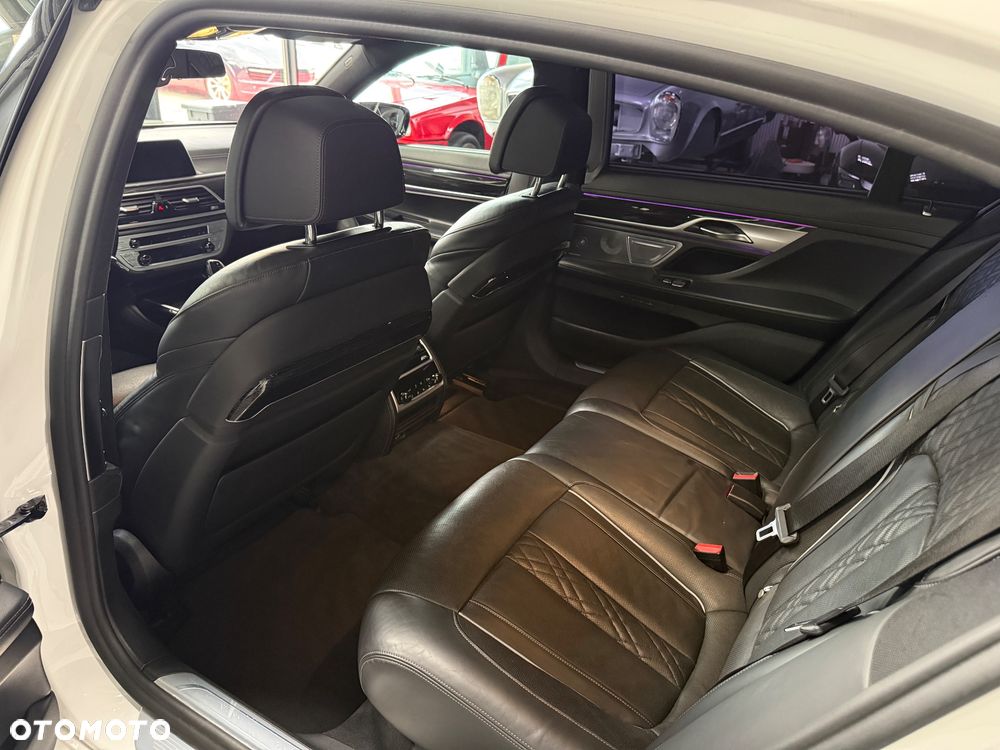 BMW Seria 7 750Li xDrive - 28