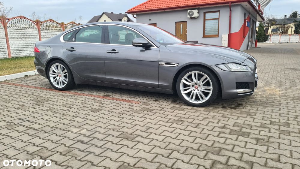 Jaguar XF 20d Portfolio - 17