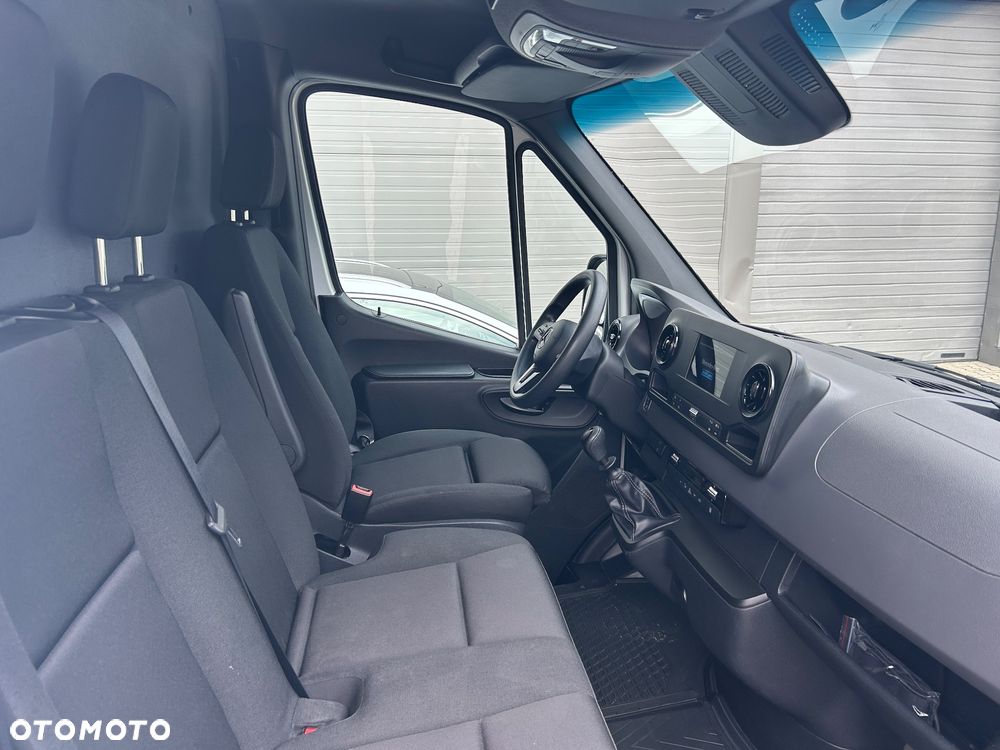 Mercedes-Benz Sprinter - 12