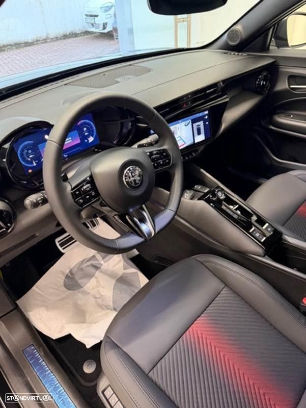 Alfa Romeo Junior 1.2 Q4 eDCT6 - 12