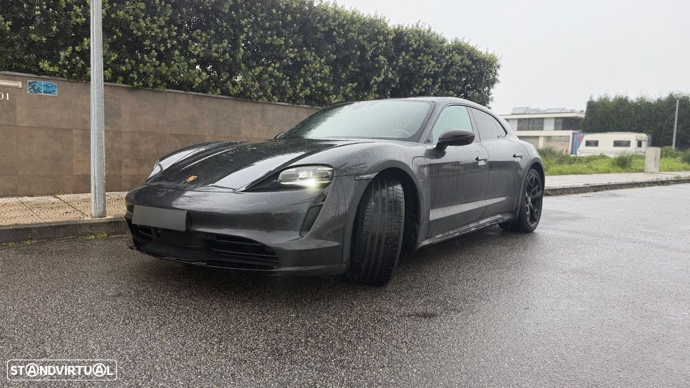 Porsche Taycan Cross Turismo 4 - 5
