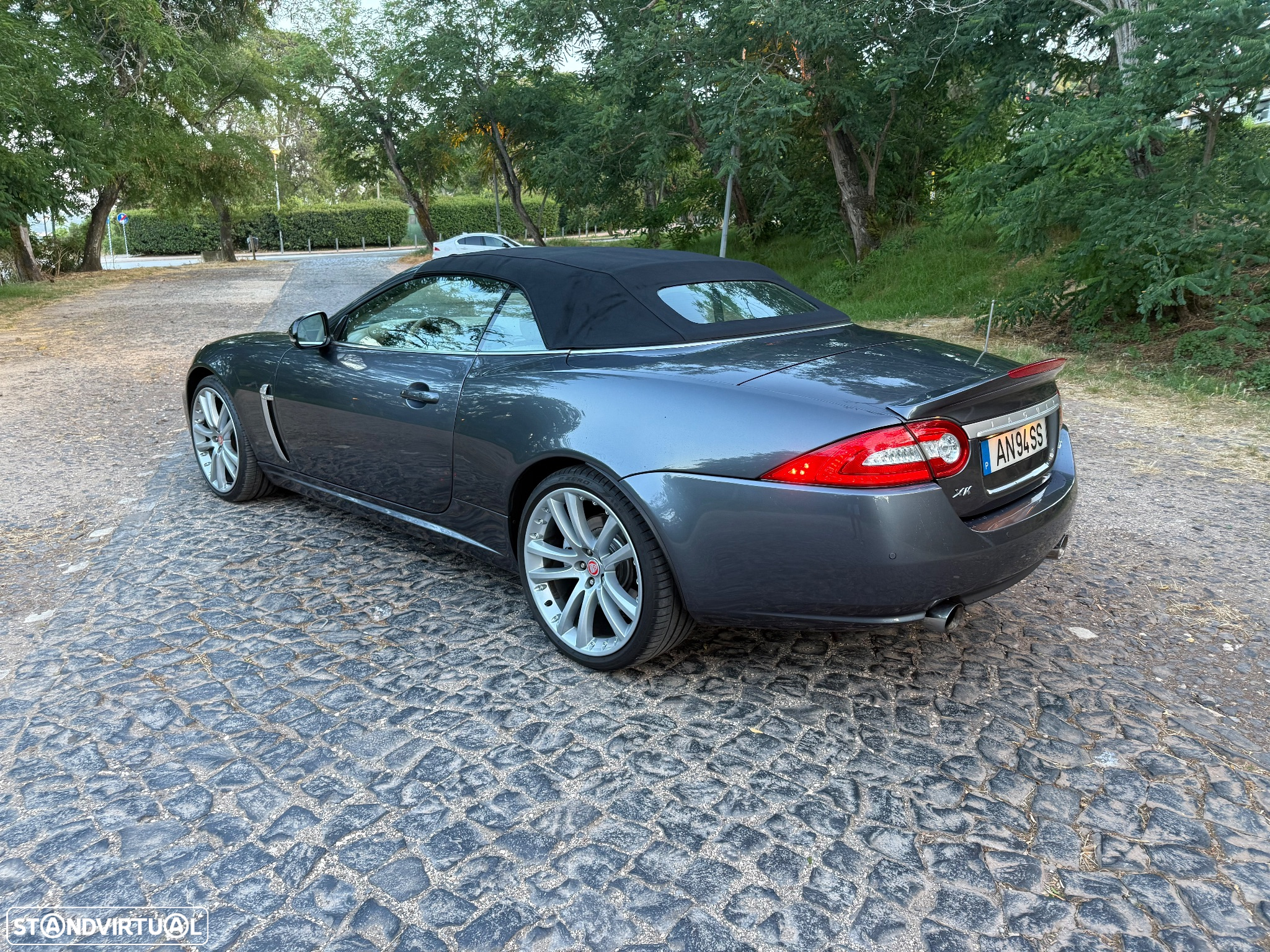 Jaguar XK 4.2 V8 Convertible - 12