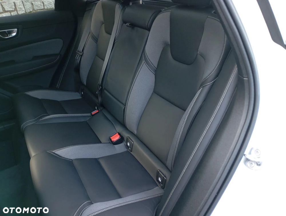 Volvo XC 60 B4 D AWD Ultimate Dark - 25