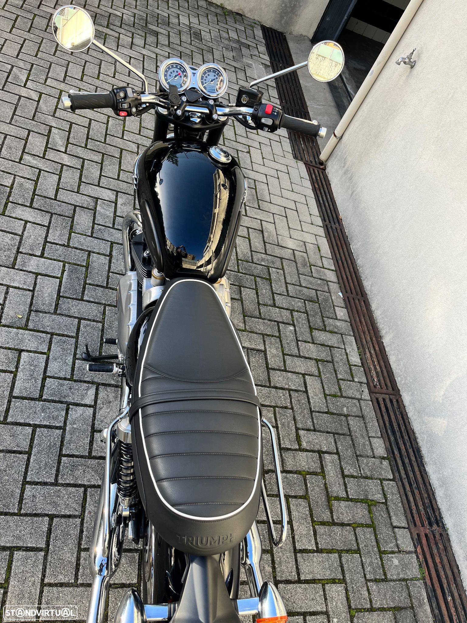 Triumph Bonneville T120 - 2