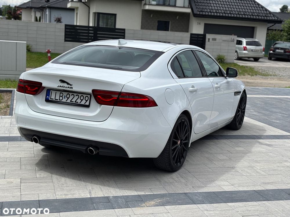 Jaguar XE 2.0 T Prestige - 8