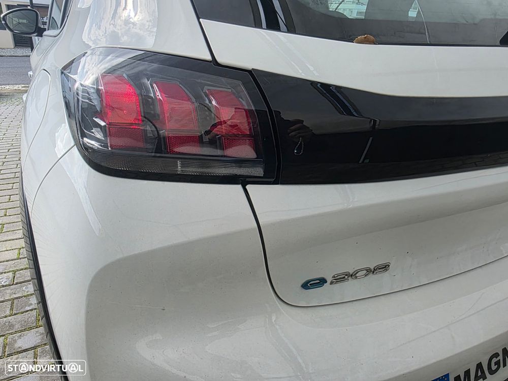 Peugeot e-208 Allure - 13
