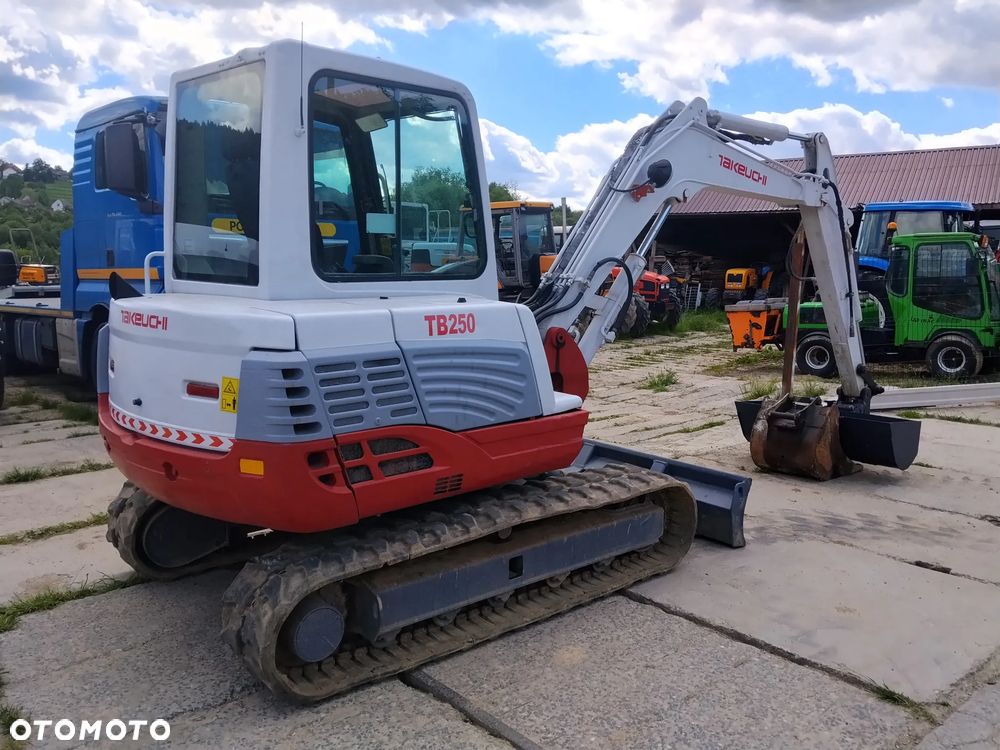 Takeuchi tb 250 - 9