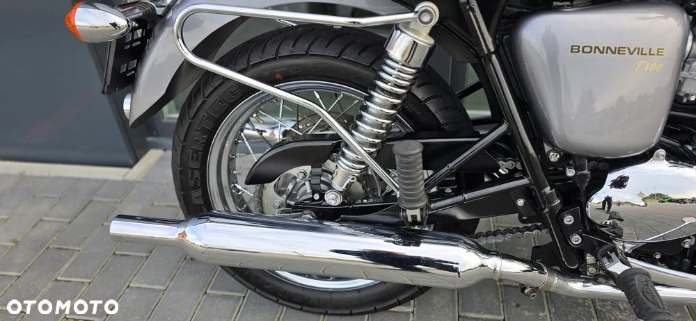 Triumph Bonneville - 15