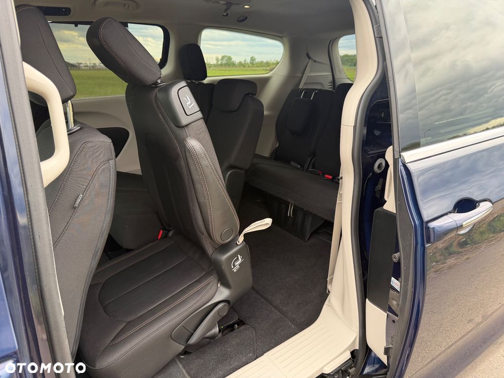 Chrysler Pacifica - 16