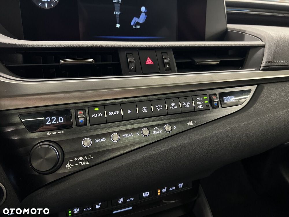 Lexus ES 300h Prestige - 27