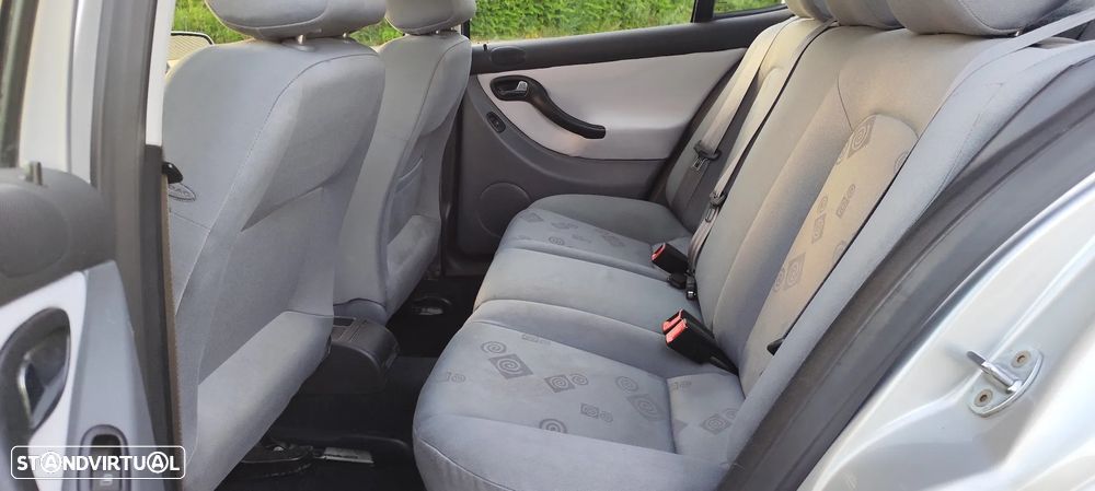 SEAT Leon 1.6 16V Signo - 12