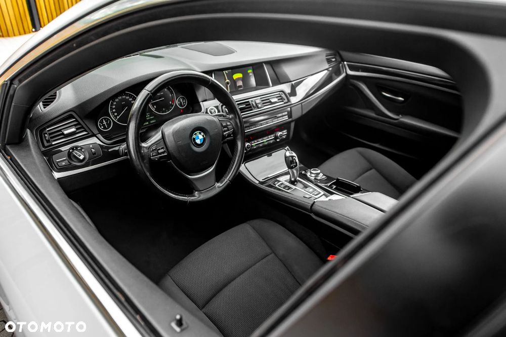 BMW Seria 5 525d Luxury Line - 23