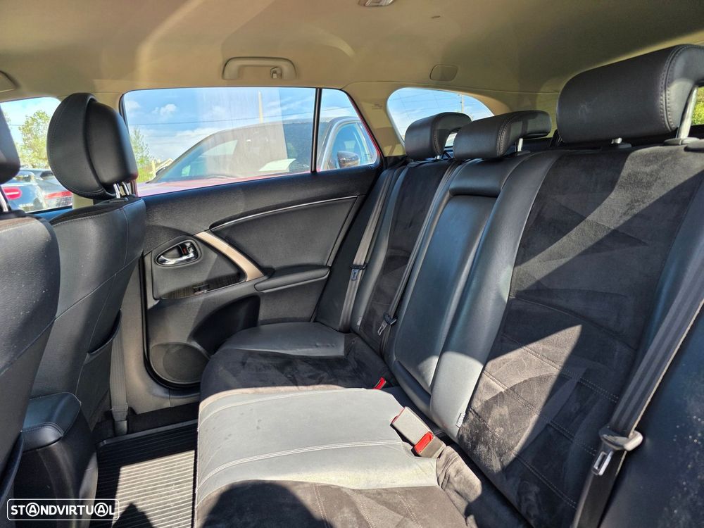 Toyota Avensis Touring Sports 2.0 D-4D Luxury - 8