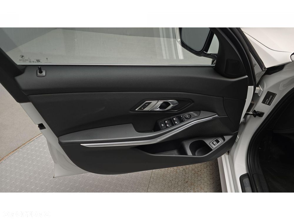 BMW Seria 3 320d xDrive mHEV M Sport - 17