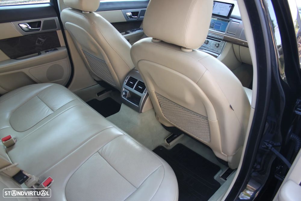 Jaguar XF 3.0 D V6 S Premium Luxury - 32