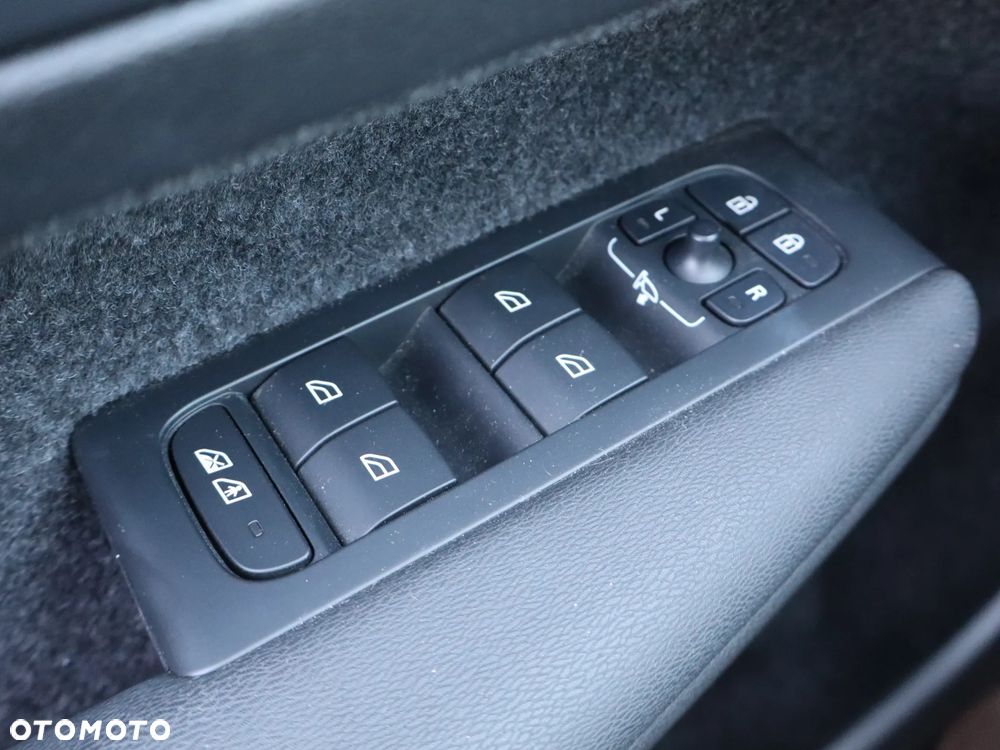 Volvo XC 40 B4 Plus Dark - 24