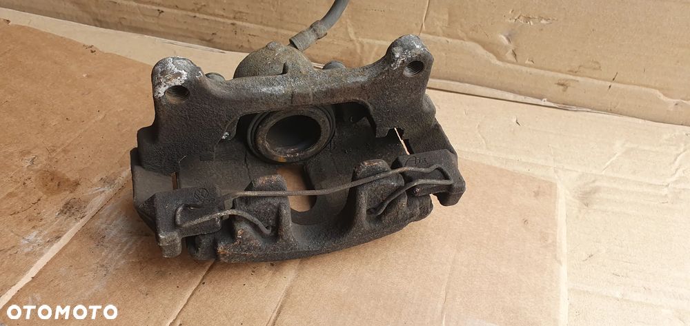 Zacisk hamulcowy prawy przód VW Passat B6 - 6