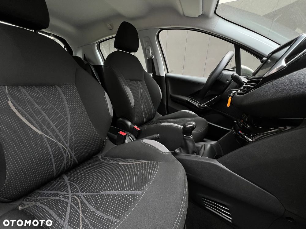 Peugeot 208 - 12