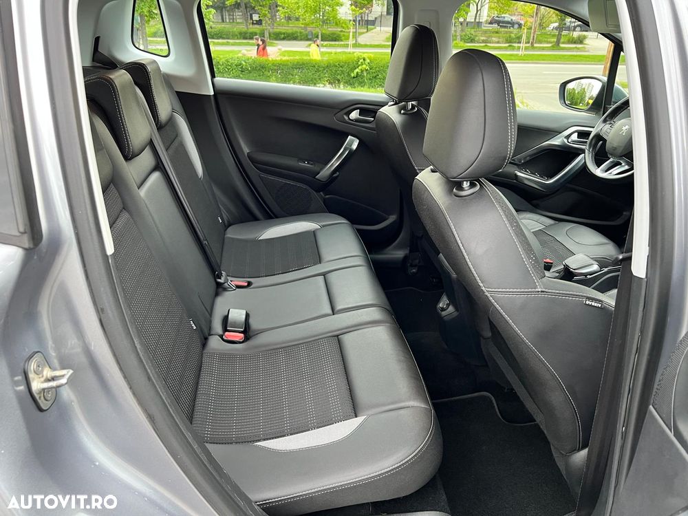 Peugeot 2008 1.2 L PureTech Turbo S&S Allure - 12