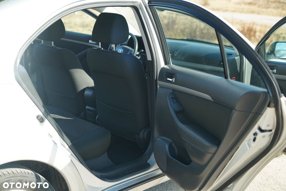 Toyota Avensis - 15