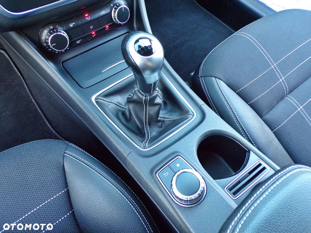 Mercedes-Benz CLA 180 UrbanStyle Edition - 24