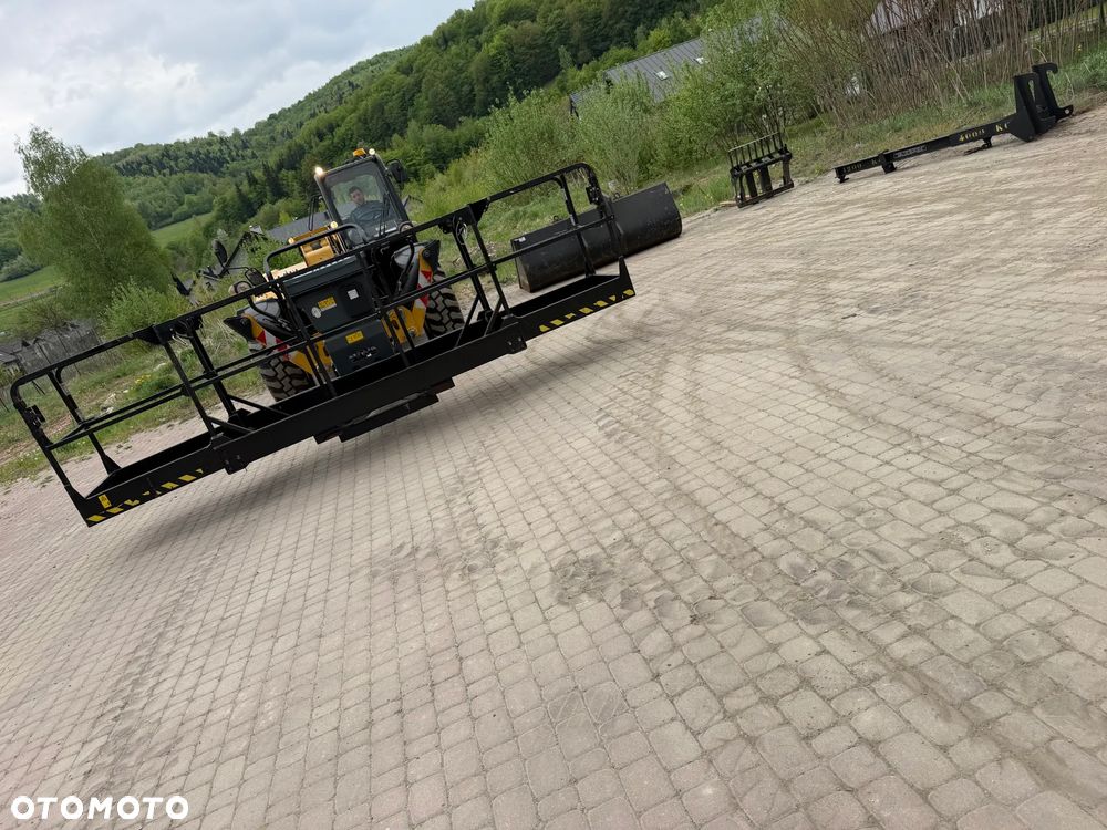 Caterpillar TH414 CAT Ładowarka Teleskopowa Dźwig Zwyżka 17 metrów wysuw z Bocianem. Udźwig 4 tony. Kosz z Pilotem. Widły. Łyżka szufla. Wysięgnik Bocian. Maszyna jak Nowa z Norwegii Pracowała w Urzędzie Komunalnym. KLIMATYZACJA. DEKRA BMWT. skręt 3 tryby 4 koła KRAB. Auto-poziomowanie! Zero luzów wycieków jak Nowa z salonu. Małe Gabaryty maszyny a potężny zasięg i udzwig! Skrzynia Hydrostatic 4 biegi. Zmiana na Pokrętle przy kierownicy. Wszystko Sterowane z 1 dżojstkika wraz z łapami! OKAZJA. Dużo dodatkowych sekcji hydraulicznych! pracowała głównie z koszem. Zero luzów - 28