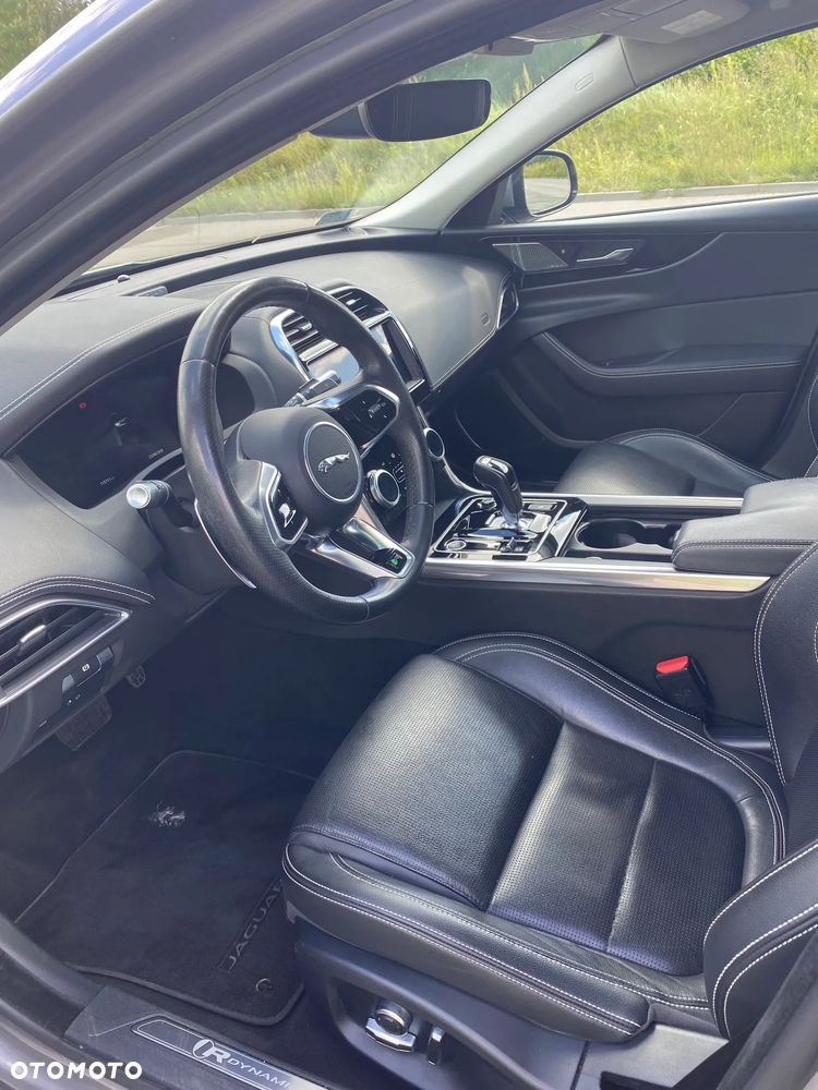 Jaguar XE 2.0 P250 R-Dynamic SE - 12