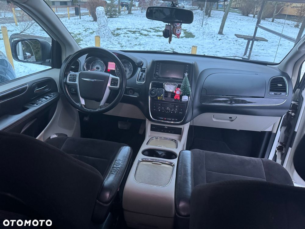 Chrysler Town & Country - 16