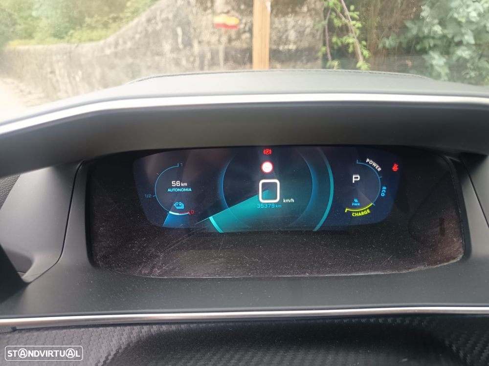 Peugeot e-2008 Allure - 11