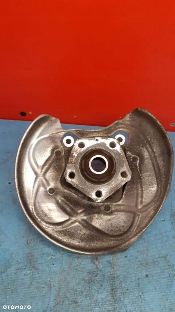 Audi A6 C8 Zwrotnica lewy tył 4k0505432C - 4