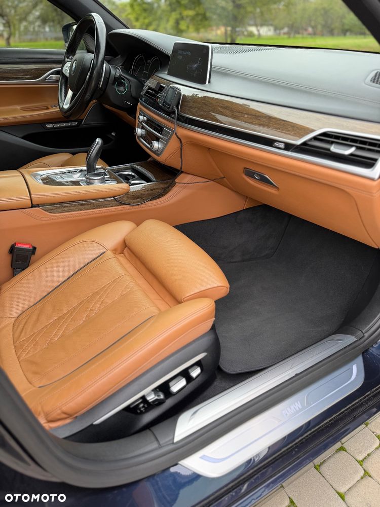 BMW Seria 7 750Li xDrive - 16