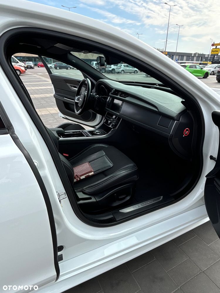 Jaguar XF 2.0 i4D R-Sport - 15