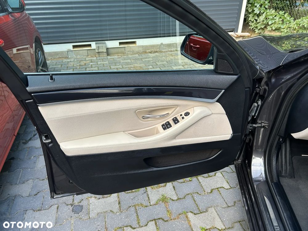 BMW Seria 5 520d xDrive - 13