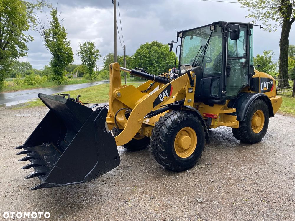 Caterpillar CAT 907H2, 2014 ROK, 6000 MTH, ŁYŻKA OTWIERANA + WIDŁY, z NIEMIEC, SUPER STAN, - 9