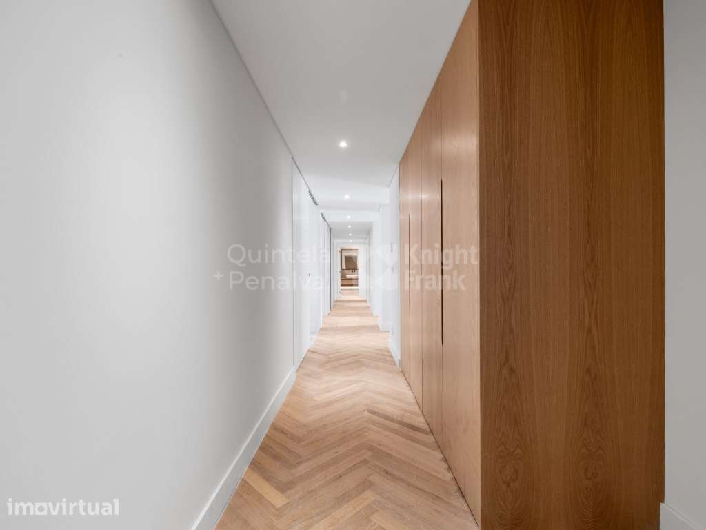 Apartamento T3 com duas varandas e estacionamento nas Avenidas Novas - Grande imagem: 2/46